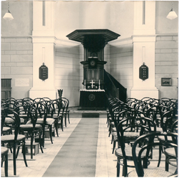 WAT120003818 Interieur en preekstoel van de lutherse kerk.